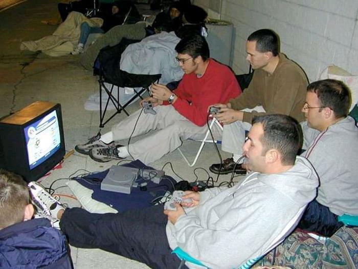 Gamers antigos jogando na TV de tubo